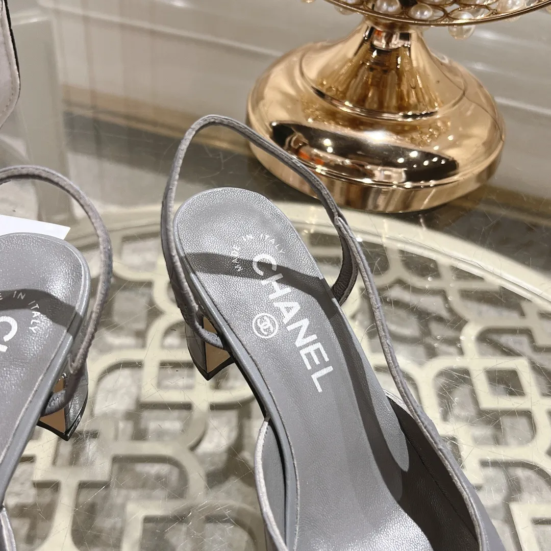 👟👟Ex-factory price 540👟👟 CHANEL Xiangjia 24vs spring and summer new fashion sandals series... Chanel is a very comprehensive noble fashion lifestyle brand. The same models are sold by major fashion bloggers and celebrities in Hong Kong, the United States, and other countries. They are simply beautiful. I fall in love with elegance and the playful sense of the future. I want to own them right away just by looking at them. But you can really think about a pair of exquisite high heels. This series is specially designed for extraordinary and indifferent ladies to create a unique overall effect. CHANEL designs products that inspire women to move forward and highlight their charm... 1️⃣Material: Original customized patent leather + imported sheepskin 2️⃣Inner lining: Original customized imported sheepskin 3️⃣Feet: Original customized imported sheepskin 4️⃣Outsole: Genuine leather sole imported from Italy 5️⃣Heel height: 2.5cm/6.5cm/9cm 6️⃣Number: 34-43 (34.40.41.42.43 customization is not returnable) 7️⃣Packaging: The latest and exquisite full set of packaging at the counter